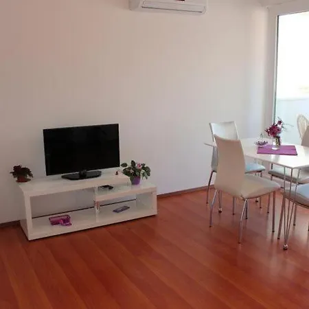 Ira - Two-bedroom With Terrace Daire *